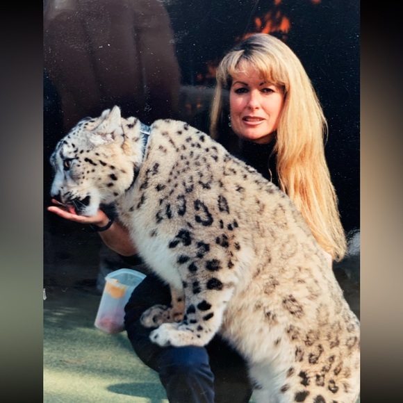 Handpainted “royal” snow leopard earrings big cat wildlife jewelry OOAK fancy - Picture 6 of 6